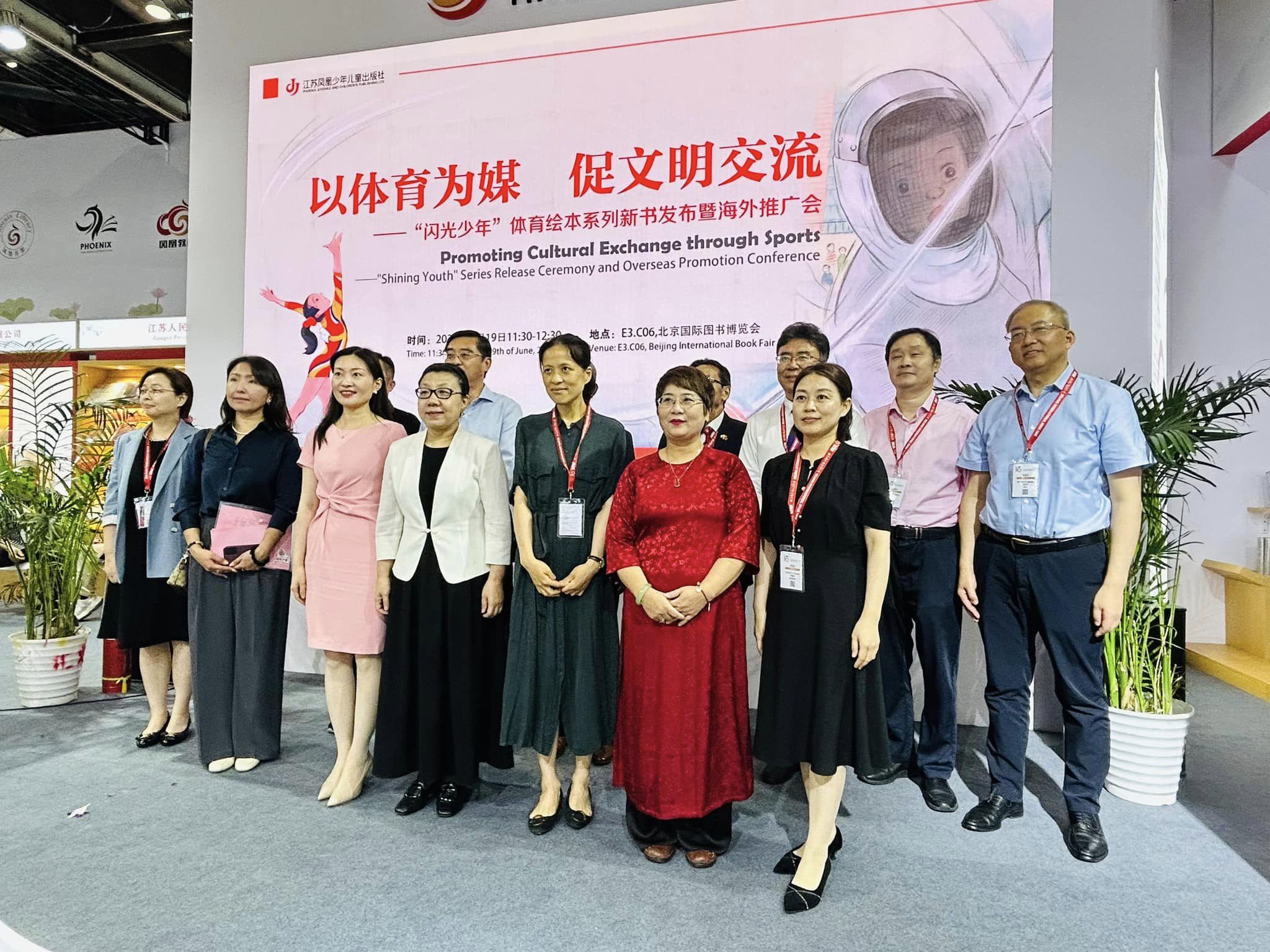 Dịch giả Nguyễn Lệ Chi cùng các khách mời tham dự diễn đàn Liên minh văn học thiếu nhi Trung Quốc-ASEAN lần thứ 4